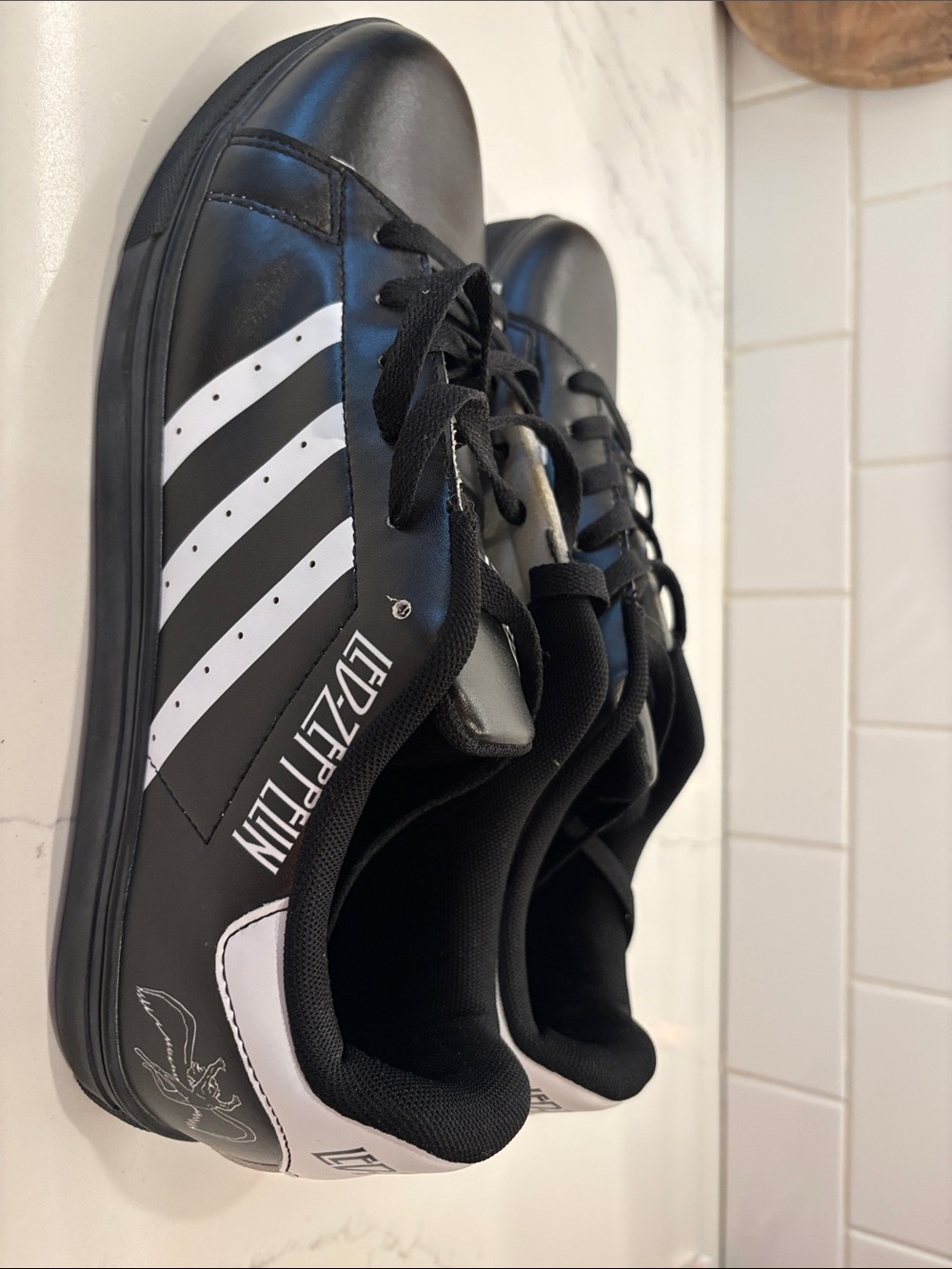 Source Unknown Black & White Men’s Low-Top Sneakers with Stripes